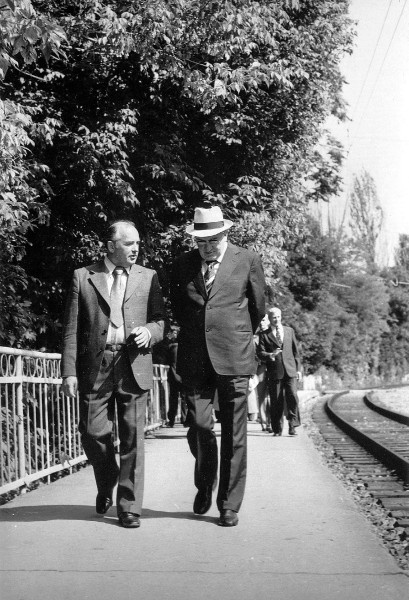 Иллюстрация к книге — Горбачев. Его жизнь и время [i_023.jpg]