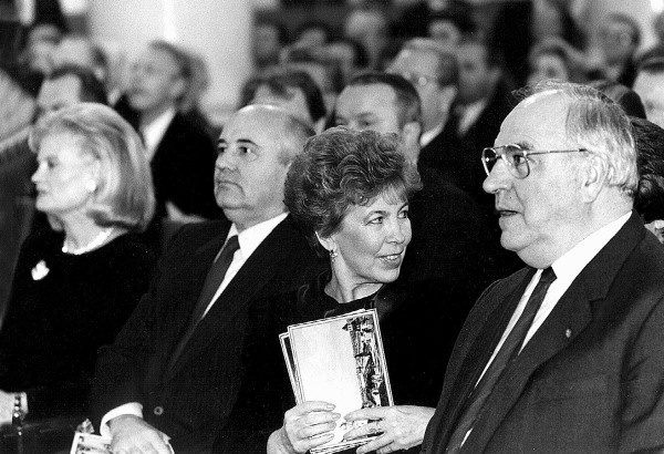 Иллюстрация к книге — Горбачев. Его жизнь и время [i_041.jpg]