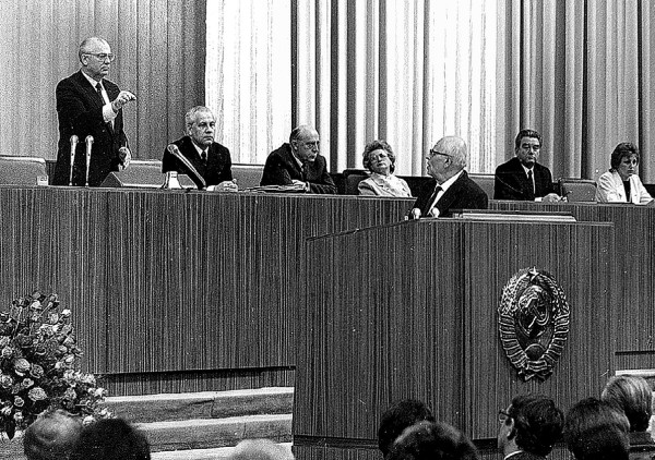 Иллюстрация к книге — Горбачев. Его жизнь и время [i_044.jpg]