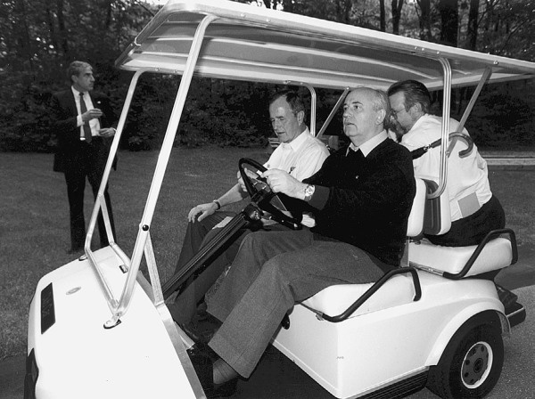 Иллюстрация к книге — Горбачев. Его жизнь и время [i_049.jpg]