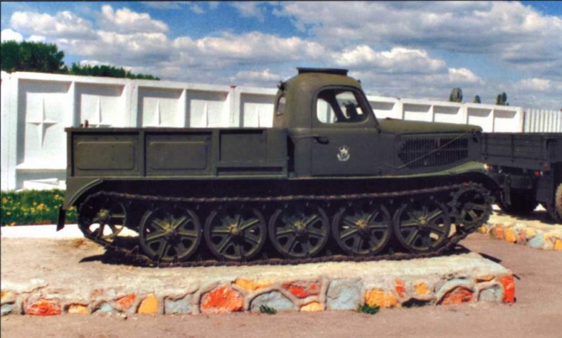 Иллюстрация к книге — Артиллерийские тягачи Советской Армии [img_48.jpg]