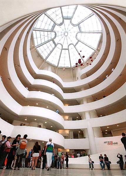 Иллюстрация к книге — Музей Соломона Гуггенхайма Нью-Йорк [i_002.jpg]