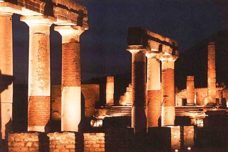 Иллюстрация к книге — Город-музей Помпеи [i_005.jpg]