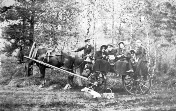 Иллюстрация к книге — Петербургские окрестности. Быт и нравы начала ХХ века [_112.jpg]