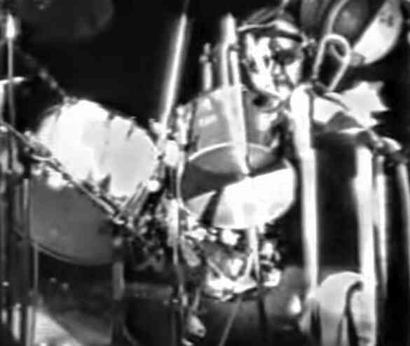 Иллюстрация к книге — «Агата Кристи». Чёрные сказки белой зимы [i_034.jpg]