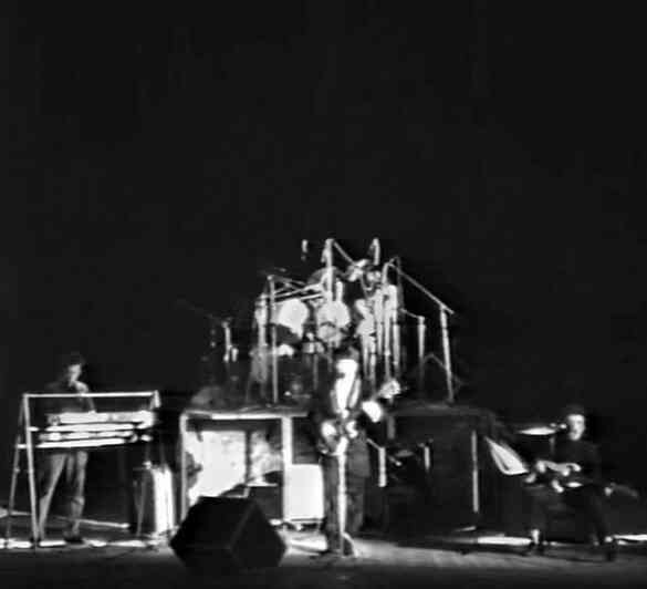 Иллюстрация к книге — «Агата Кристи». Чёрные сказки белой зимы [i_037.jpg]