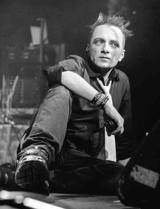 Иллюстрация к книге — «Агата Кристи». Чёрные сказки белой зимы [i_207.jpg]