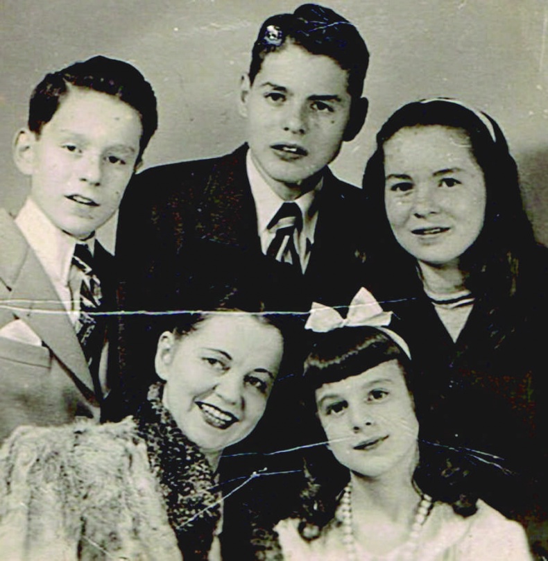 Иллюстрация к книге — Шпионка. Почему я отказалась убить Фиделя Кастро, связалась с мафией и скрывалась от ЦРУ [i_003.jpg]