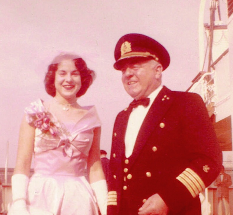 Иллюстрация к книге — Шпионка. Почему я отказалась убить Фиделя Кастро, связалась с мафией и скрывалась от ЦРУ [i_006.jpg]