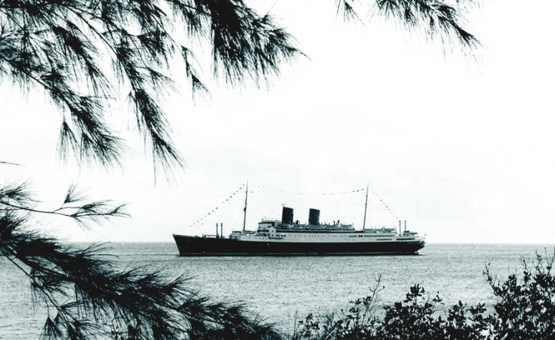 Иллюстрация к книге — Шпионка. Почему я отказалась убить Фиделя Кастро, связалась с мафией и скрывалась от ЦРУ [i_009.jpg]