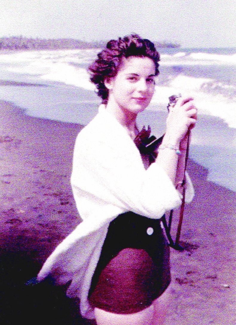 Иллюстрация к книге — Шпионка. Почему я отказалась убить Фиделя Кастро, связалась с мафией и скрывалась от ЦРУ [i_010.jpg]