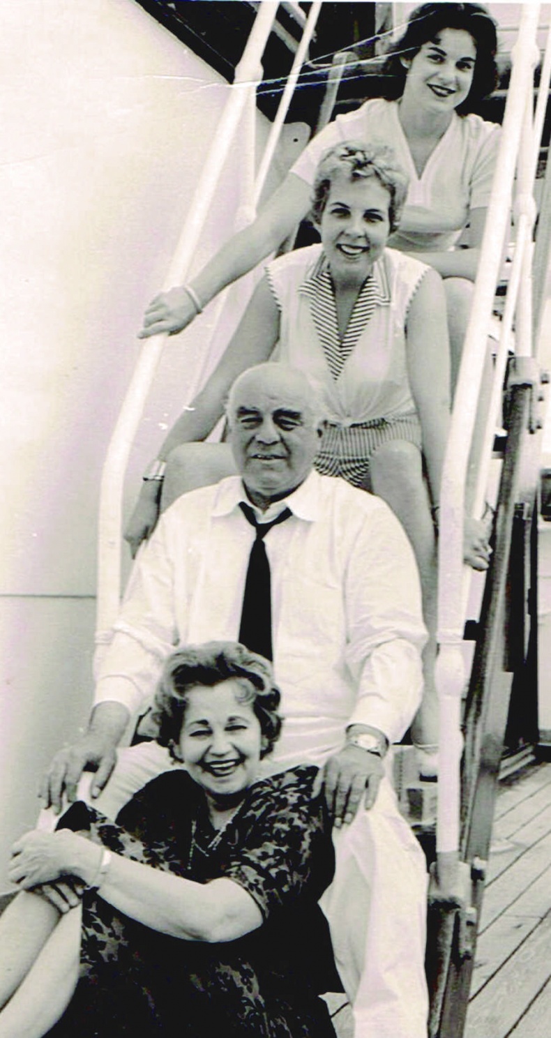 Иллюстрация к книге — Шпионка. Почему я отказалась убить Фиделя Кастро, связалась с мафией и скрывалась от ЦРУ [i_011.jpg]