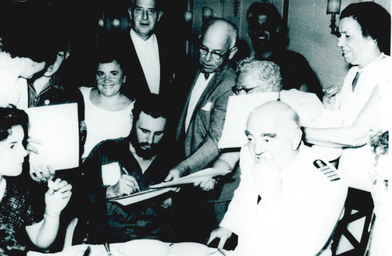 Иллюстрация к книге — Шпионка. Почему я отказалась убить Фиделя Кастро, связалась с мафией и скрывалась от ЦРУ [i_014.jpg]