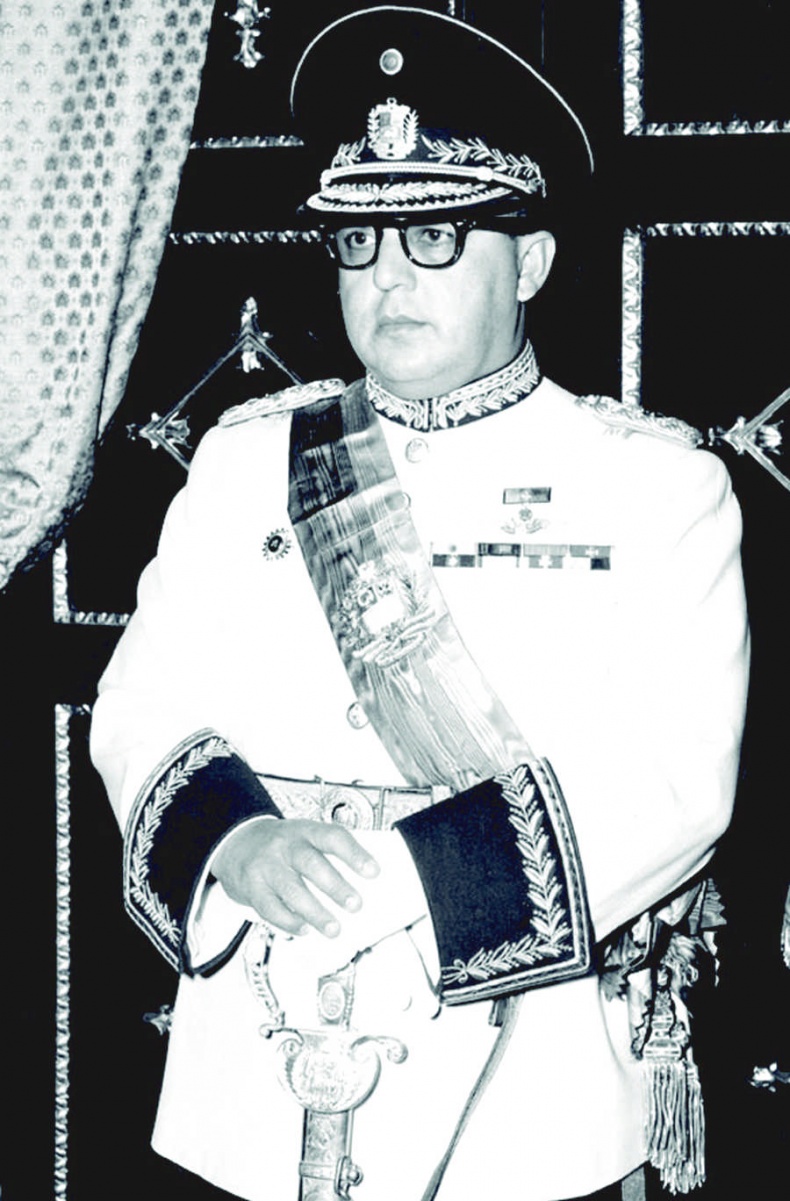 Иллюстрация к книге — Шпионка. Почему я отказалась убить Фиделя Кастро, связалась с мафией и скрывалась от ЦРУ [i_025.jpg]