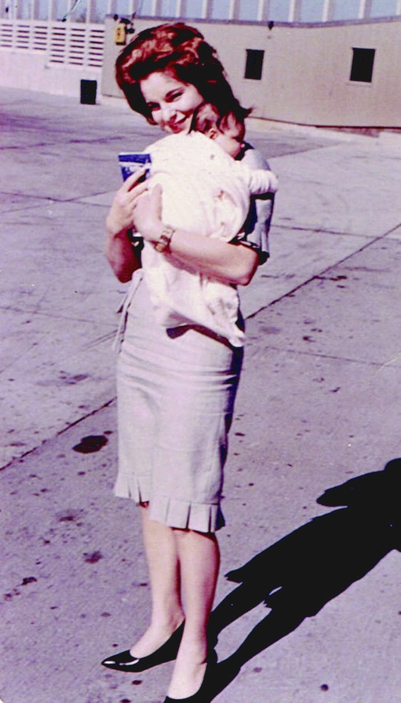 Иллюстрация к книге — Шпионка. Почему я отказалась убить Фиделя Кастро, связалась с мафией и скрывалась от ЦРУ [i_026.jpg]