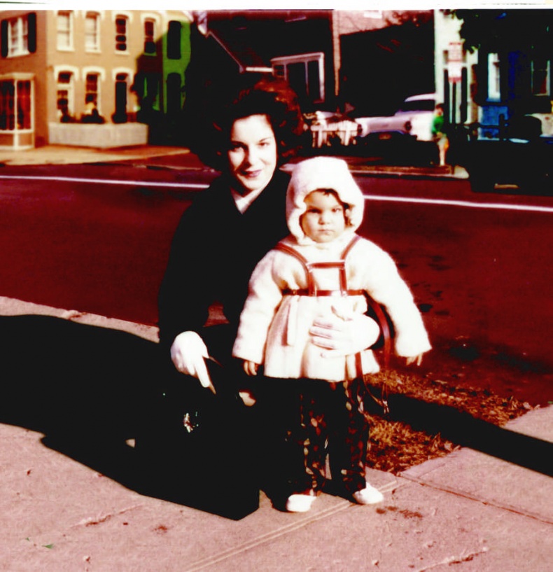 Иллюстрация к книге — Шпионка. Почему я отказалась убить Фиделя Кастро, связалась с мафией и скрывалась от ЦРУ [i_027.jpg]