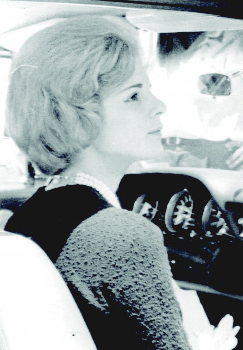 Иллюстрация к книге — Шпионка. Почему я отказалась убить Фиделя Кастро, связалась с мафией и скрывалась от ЦРУ [i_028.jpg]