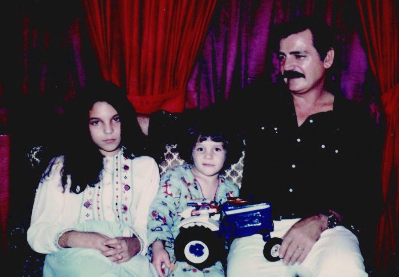 Иллюстрация к книге — Шпионка. Почему я отказалась убить Фиделя Кастро, связалась с мафией и скрывалась от ЦРУ [i_032.jpg]