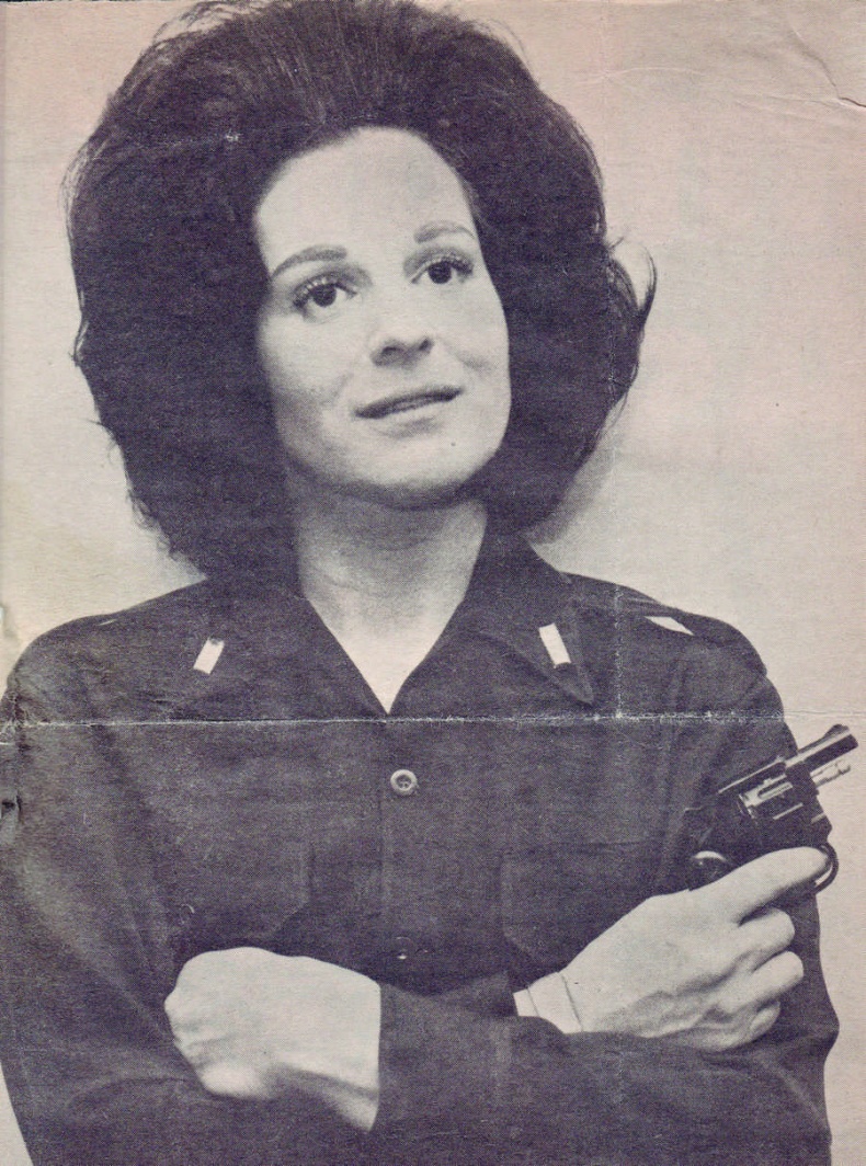 Иллюстрация к книге — Шпионка. Почему я отказалась убить Фиделя Кастро, связалась с мафией и скрывалась от ЦРУ [i_035.jpg]