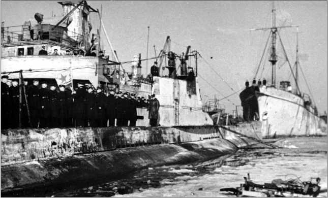 Иллюстрация к книге — Героические корабли Великой Отечественной [i_196.jpg]