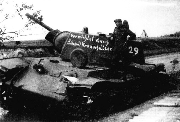 Иллюстрация к книге — Тяжёлый танк КВ в бою [i_010.jpg]