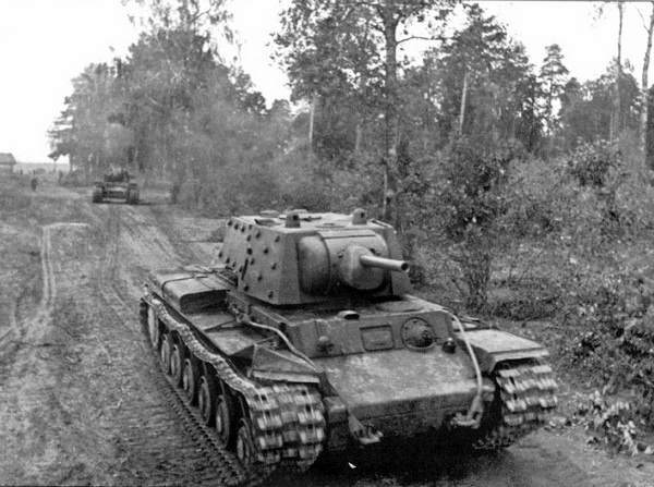 Иллюстрация к книге — Тяжёлый танк КВ в бою [i_015.jpg]