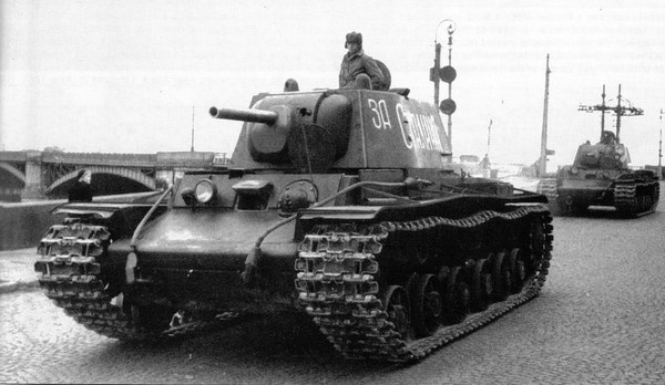 Иллюстрация к книге — Тяжёлый танк КВ в бою [i_018.jpg]