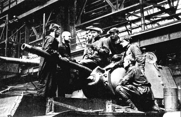 Иллюстрация к книге — Тяжёлый танк КВ в бою [i_025.jpg]