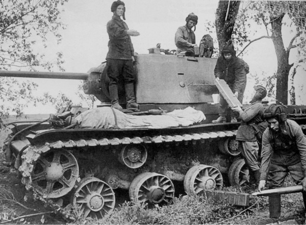 Иллюстрация к книге — Тяжёлый танк КВ в бою [i_033.jpg]