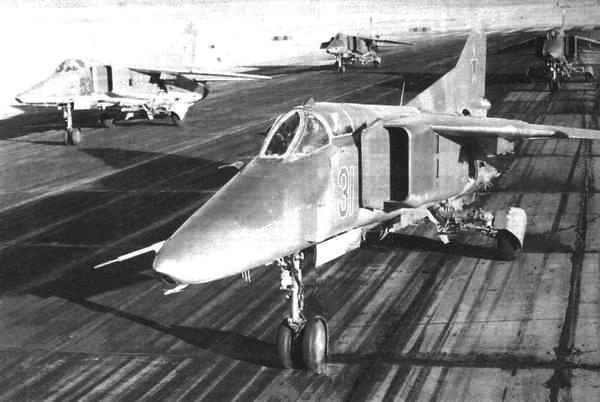 Иллюстрация к книге — Истребитель-бомбардировщик МиГ-27 [i_007.jpg]