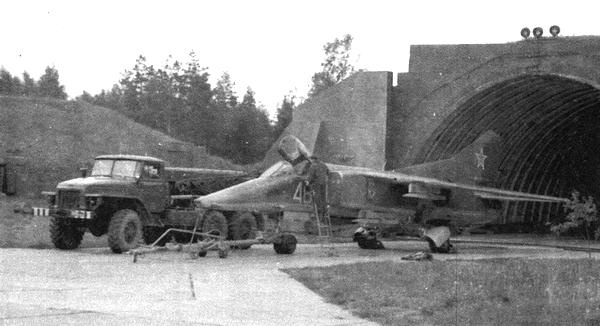 Иллюстрация к книге — Истребитель-бомбардировщик МиГ-27 [i_133.jpg]