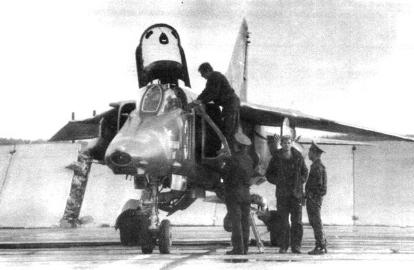 Иллюстрация к книге — Истребитель-бомбардировщик МиГ-27 [i_175.jpg]