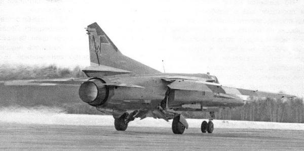 Иллюстрация к книге — Истребитель-бомбардировщик МиГ-27 [i_194.jpg]