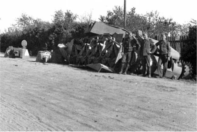 Иллюстрация к книге — Советский тяжелый танк Т-35. "Сталинский монстр" [i_140.jpg]