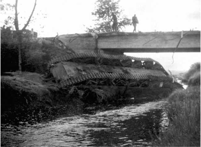 Иллюстрация к книге — Советский тяжелый танк Т-35. "Сталинский монстр" [i_143.jpg]