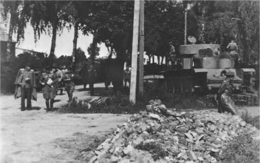 Иллюстрация к книге — Советский тяжелый танк Т-35. "Сталинский монстр" [i_179.jpg]