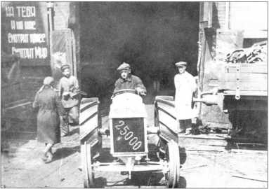 Иллюстрация к книге — Артиллерийский тягач "Коминтерн". На службе у бога войны [i_088.jpg]