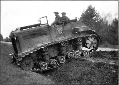 Иллюстрация к книге — Артиллерийский тягач "Коминтерн". На службе у бога войны [i_106.jpg]