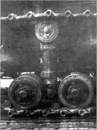 Иллюстрация к книге — Артиллерийский тягач "Коминтерн". На службе у бога войны [i_136.jpg]