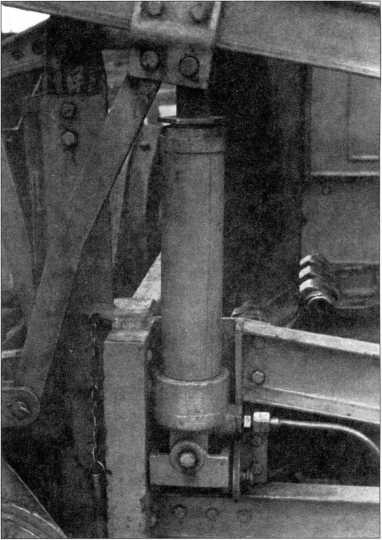 Иллюстрация к книге — Артиллерийский тягач "Коминтерн". На службе у бога войны [i_166.jpg]