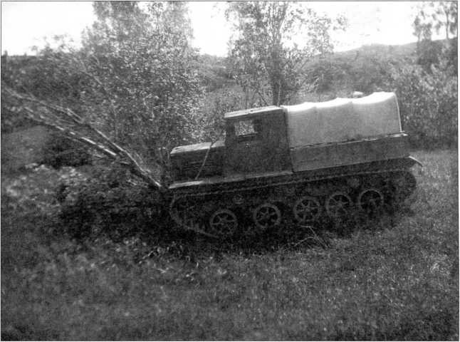 Иллюстрация к книге — Артиллерийский тягач "Коминтерн". На службе у бога войны [i_191.jpg]