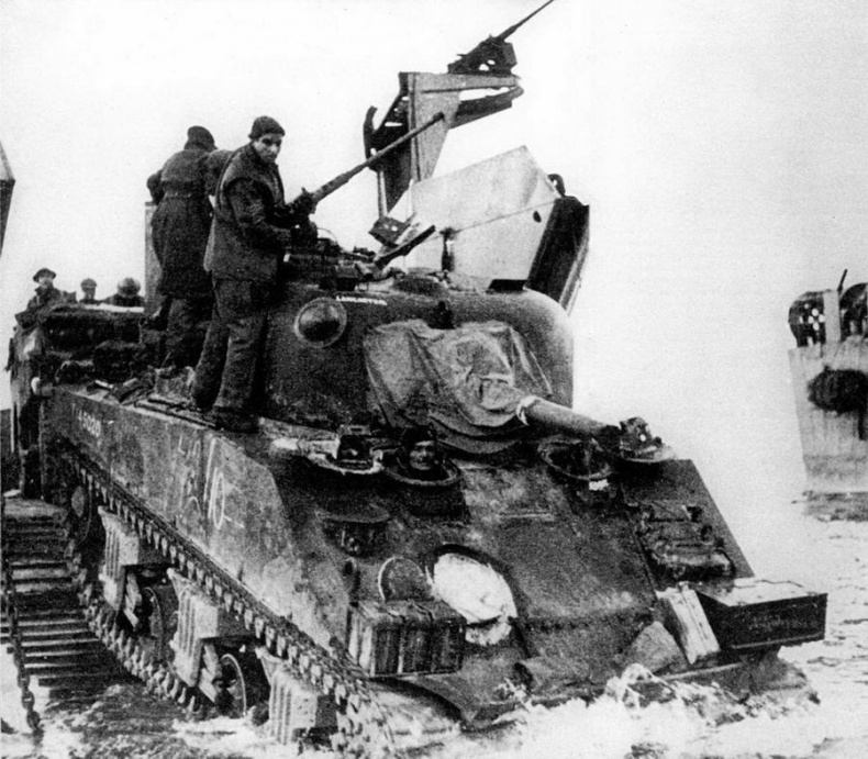 Иллюстрация к книге — Танк «Шерман» [pic_1.jpg]