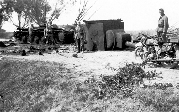 Иллюстрация к книге — Тяжёлый танк КВ-2 [i_074.jpg]