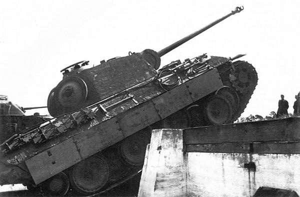 Иллюстрация к книге — Тяжёлый танк «Пантера». Первая полная энциклопедия [i_095.jpg]