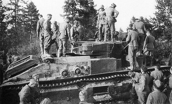 Иллюстрация к книге — Средний танк Т-28. Трёхглавый монстр Сталина [i_067.jpg]