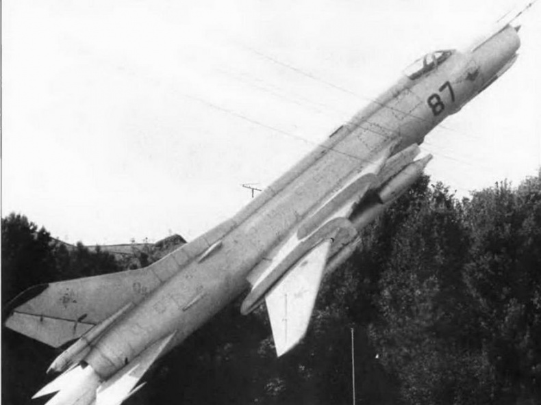 Иллюстрация к книге — Истребитель-бомбардировщик Су-17 [img_2.jpg]