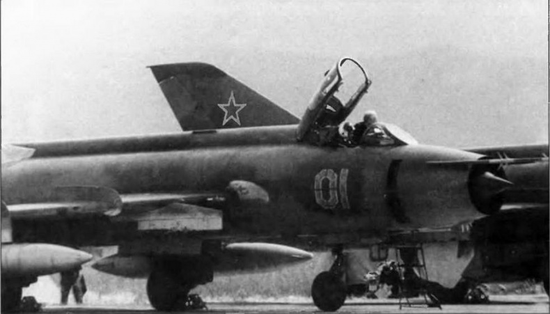 Иллюстрация к книге — Истребитель-бомбардировщик Су-17 [img_26.jpg]