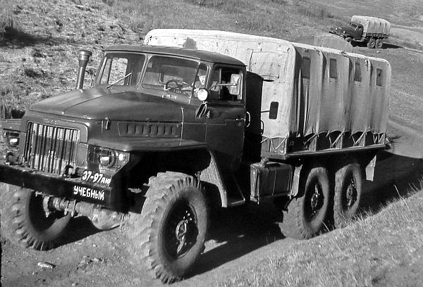 Иллюстрация к книге — Автомобили Советской Армии 1946-1991 [_219.jpg]