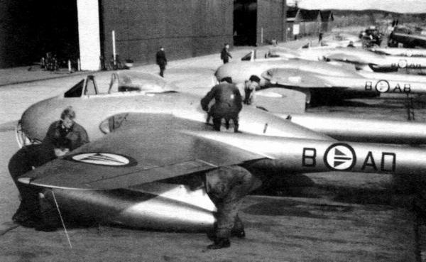 Иллюстрация к книге — Истребитель Де Хэвилленд «Вампир» [i_095.jpg]