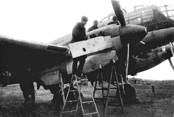 Иллюстрация к книге — Дальний бомбардировщик Ер-2. Самолет несбывшихся надежд [i_026.jpg]